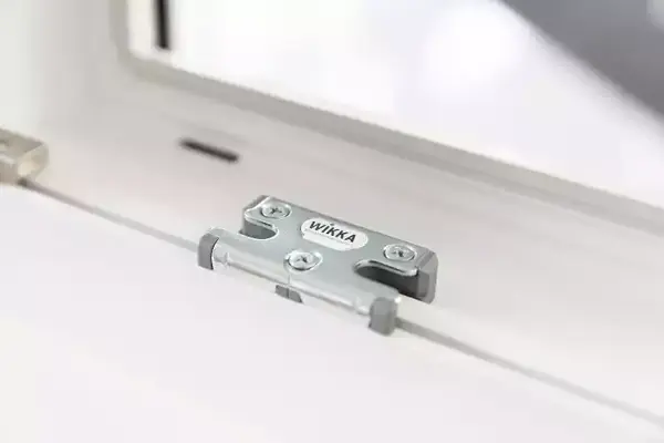 Fenstersicherung aus Metall von WIKKA für erhöhte Einbruchsicherheit am Fensterrahmen.