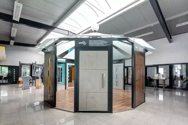 Moderne Ausstellung für Haustüren und Fenster in einem lichtdurchfluteten Showroom.