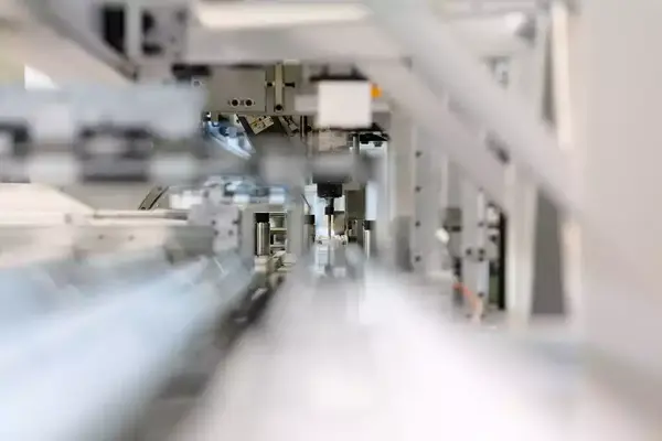 Blick in eine moderne, automatisierte Produktionsstraße mit Fokus auf Industriemaschinen.