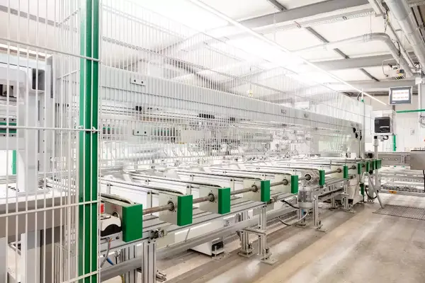 Moderne automatisierte Produktionsstraße in einer Industriehalle für Maschinenbau.